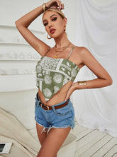 Und modisch bedrucktes Neckholder-Top